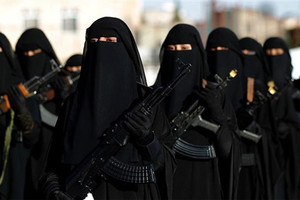 عملية الإنزال الاميركية في اليمن كشفت وجود نساء كثيرات يقاتلن في صفوف القاعدة