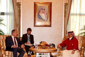 العاهل يلتقي في أبوظبي وزير الخارجية الروسي.. ويستعرض العلاقات بين البلدين