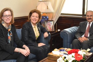  ميرزا يستعرض أنشطة وحدة الطاقة المستدامة مع إحدى شركات الاستشارات الاعلامية الاقتصادية