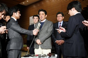 آبي يعتزم بحث مشاركة اليابان في مشروعات البنية التحتية الأميركية مع ترامب