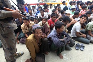 بنغلاديش عازمة على نقل الروهينغا إلى جزيرة يمكن أن تغرقها الفيضانات