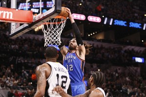 بالفيديو... ليونارد يقود سان انطونيو للفوز على ثاندر في دوري السلة الأميركي