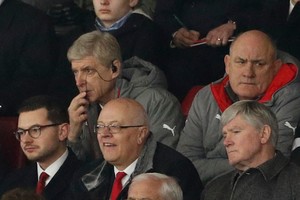 فينغر: لست أحمقا لكي أخاطر بمصير والكوت