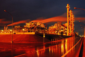 النفط يسجل 56 دولاراً للبرميل بفعل مؤشرات على خفض الإنتاج