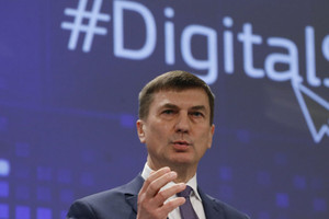 المفوضية الأوروبية تعلن نهاية رسوم التجوال