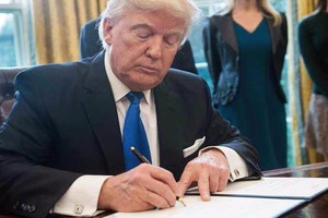 إلغاء أكثر من 100 ألف تأشيرة نتيجة لقرار ترامب حظر السفر من سبع دول