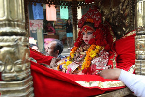 'إلهة حية' سابقة في نيبال تعود لـ 'حياتها البشرية' وتطلع إلى سيرة طبيعية