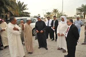 'وكيل الأشغال' يقوم بزيارة ميدانية لبحث احتياجات أهالي مجمع 606 في سترة