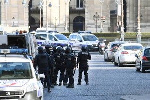 استجواب دون نتيجة للمشتبه به بارتكاب اعتداء اللوفر في باريس