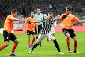 أوجسبورغ يعبر فيردر بريمن بفوز مثير... واينتراخت فرانكفورت يرتقي للمركز الثالث بالبوندسليغا