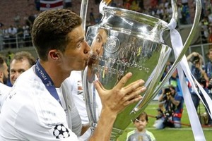 صحيفة إسبانية تسأل الجماهير... هل رونالدو أفضل لاعب في تاريخ ريال مدريد... شاهد الجواب