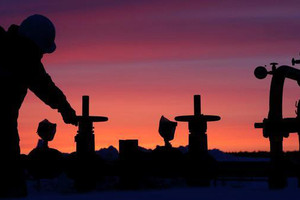 أسعار النفط ترتفع في آسيا بفضل تراجع الدولار