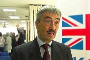 وصول سفير بريطانيا لدى ليبيا إلى مصر لبحث آخر التطورات