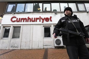 صحفيو 'جمهوريت' التركية يقضون مئة ليلة وراء القضبان