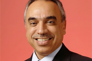 خلف يؤكد ضرورة إحكام التفتيش وتطبيق القانون على المخالفين في السوق الشعبي