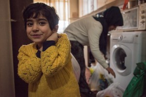 الاتحاد الأوروبي يدشن برنامجاً هائلاً للدعم النقدي للاجئين في تركيا: هرب من المسئولية أم شريان حياة؟