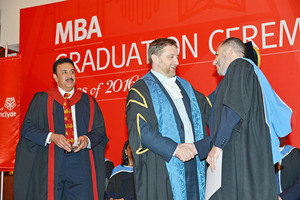 26 يتخرجون من برنامج جامعة ستراثكلايد لماجستير إدارة الأعمال