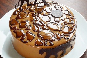 بالصور... شابة روسية تصنع عوالم من الشوكولا على كعكات فنية