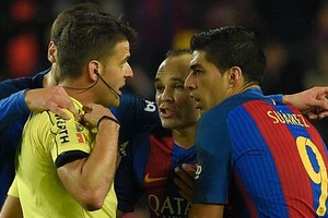 انريكي يؤيد استئناف لويس سواريز ضد قرار طرده أمام أتلتيكو مدريد