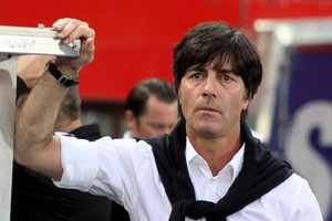 مدرب المنتخب الألماني لكرة القدم يطالب بتوقيع عقوبات قاسية على جماهير بروسيا دورتموند