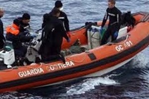 مقتل 9 إندونيسيين وبقاء 4 مفقودين بعد انقلاب قارب في المياه الماليزية