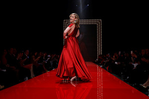 بالصور... ممثلات شاركن في تقديم ازياء 'الفستان الأحمر' ضمن اسبوع نيويورك للموضة