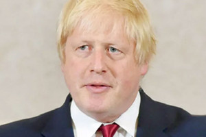 'عكاظ': لندن تدافع عن مبيعات أسلحتها للسعودية.. وجونسون يتخلى عن الجنسية الأميركية