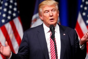 دونالد ترامب يقول انه ينظر في 'مرسوم جديد' حول الهجرة