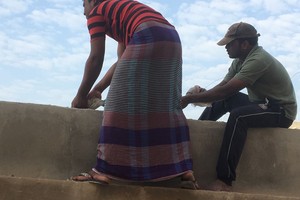 بالصور ..أهالي مجمع 1032 بالمالكية يشكون سكن عمال آسيويين والشمالية ترد: تم إشعار الكهرباء وباشرنا إجراءات الضبط القضائي