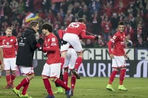 ماينز يهزم اوغسبورغ ويزيحه عن المركز العاشر في 'البوندسليغا'