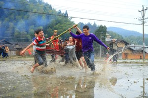 'ضربات بالعصا' لبوذا قبل مهرجان الفوانيس طلبا للحصاد الوفير في الصين 