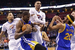 بالفيديو... دورانت يقود واريورز للفوز على فريقه القديم ثاندر بدوري السلة الأميركي