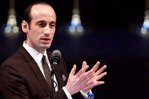 مستشار ترامب: جميع الخيارات مطروحة في المعركة القانونية ضد الهجرة