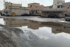 بالفيديو والصور... أهالي مجمع 742 بعالي يشكون تضررهم بالأمطار ويطالبون بإنشاء شبكات تصريف مياه