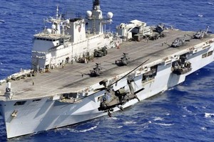 سفينة حربية بريطانية تنقذ 14 شخصا في الأطلنطي