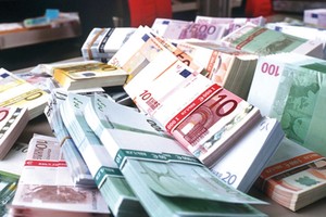 مسؤول أوروبي: إطالة أمد المحادثات بين اليونان والمقرضين يهدد استقرار منطقة اليورو