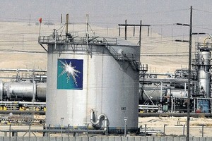 أرامكو السعودية توقع أول عقد نفطي مع هواجين الصينية