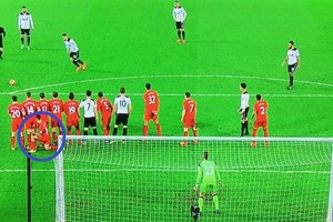 بالفيديو... خدعة كوتينيو لإبطال ركلة إريكسن الحرة