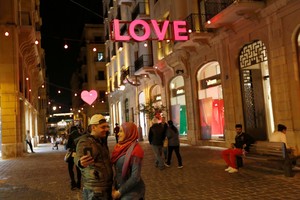 بالصور: 'عيد الحب' حول العالم بين مع وضد!