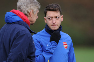 فينغر يحث أوزيل المتراجع على التركيز أكثر أمام المرمى