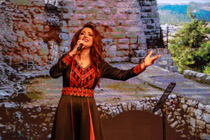 زين عوض تحيي حفل إطلاق هاتف موتورولا وتحضر لألبومها الجديد