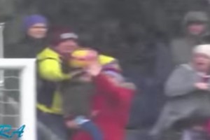 بالفيديو... مشجع ينقذ طفلا صغيرا من تسديدة صاروخية كانت ستكون كارثة إن أصابته