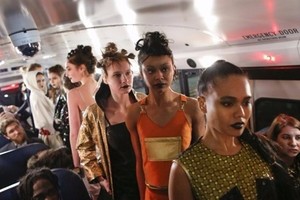 بالفيديو... عرض أزياء في حافلة مدرسية في نيويورك