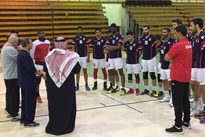 رئيس نادي المحرق يحضر جانباً من تدريب فريق الطائرة ويطالبه بالمزيد من النتائج الإيجابية