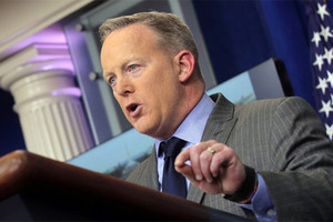 متحدث باسم البيت الأبيض: ثقة ترامب في فلين تراجعت