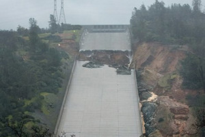 مسؤولو كاليفورنيا يرفعون أمر إجلاء إجباريا للسكان صدر بسبب مخاوف من انهيار مفيض سد