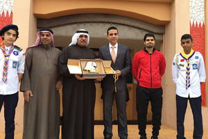 كشافة البحرين تكرم مدير الدراز الإعدادية للبنين