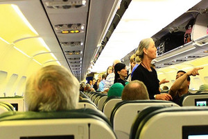 الصدفة تقود مغربية لكشف زوجها السعودي برفقة عروسته الجديدة على الطائرة