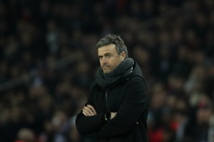 الغضب يسيطر على إنريكي عقب الأداء 'السيء' لبرشلونة أمام سان جيرمان