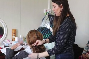 مصففة شعر تعيد إلى نساء هربن من الموصل بعضا من أنوثتهن 